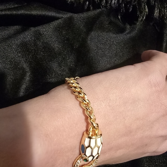 21kgp Dubai Jewelry Elegant Gold Bracelet with Green Accents - Picture 7 of 13